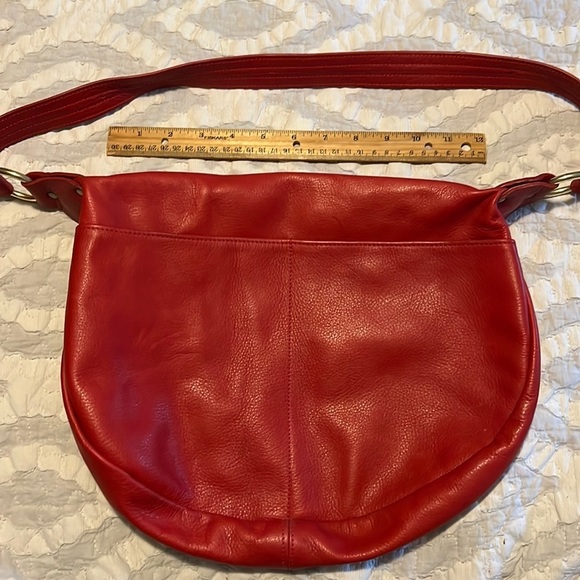 Red leather shoulder bag, soft and great for the holidays😊 - Picture 4 of 9